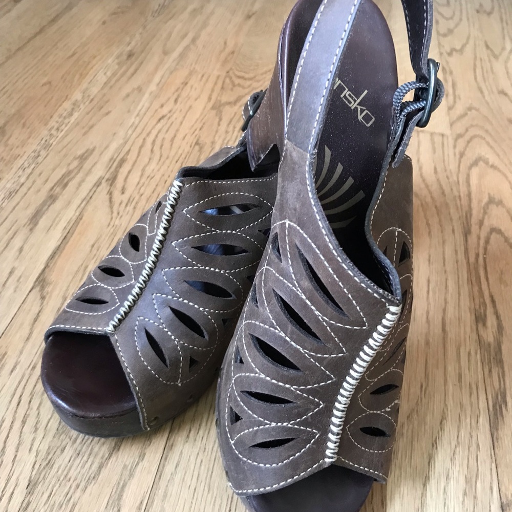 Dansko brown wood platform leather shoes in original box